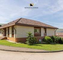 Großzügiges Einfamilienhaus in guter Lage, mit Einliegerwohnung, schönem Garten und Doppelgarage - Bad Ditzenbach