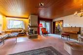 Wohnzimmer mit Blick zur Kaminecke - 