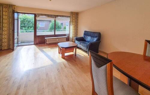 Wohnzimmer mit Balkon - 