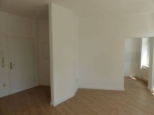 Flur, Wohnzimmer und Küche - 2 Zimmer Etagenwohnung in Chemnitz