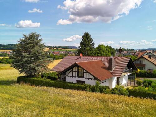 Außenansicht mit Idylle - 6 Zimmer Einfamilienhaus zum Kaufen in Flieden