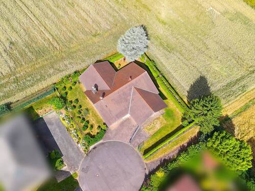 Hausansicht Vogelperspektive - 6 Zimmer Einfamilienhaus in Flieden