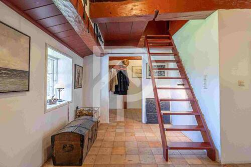 Flur mit Treppe zum Dachgeschoss - 