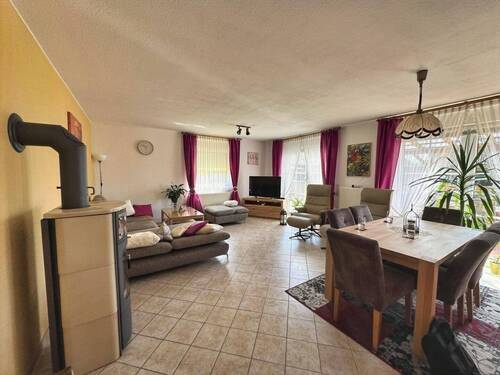 gefliester Wohnbereich mit Kamin - 
