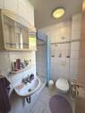 gefliestes Gäste-WC mit Dusche - 