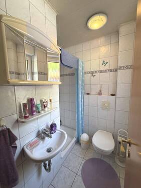 gefliestes Gäste-WC mit Dusche - 
