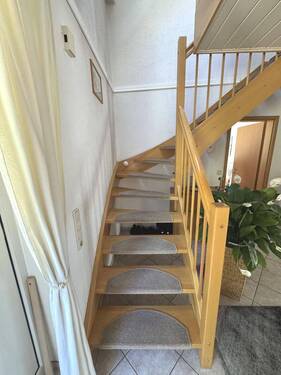 offene Holztreppe in das Dachgeschoss - 