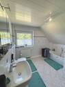 gefliestes Wannenbad im Dachgeschoss - 
