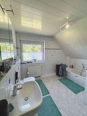 gefliestes Wannenbad im Dachgeschoss - 