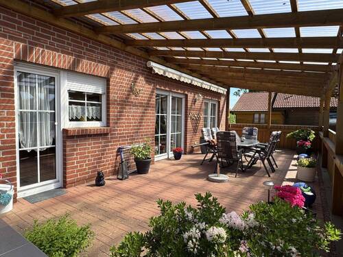 Überdachte Terrasse mit zwei Zugängen - 