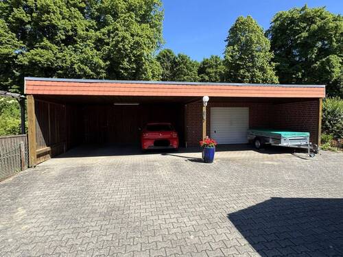 Doppelcarport und massive Garage - 