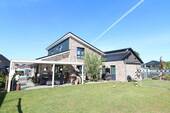 Bild - Schickes, familiengerechtes Wohnhaus mit Doppelcarport, Pool und überdachter Terrasse