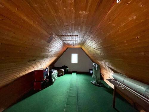 Dachboden mit fester Treppe - 