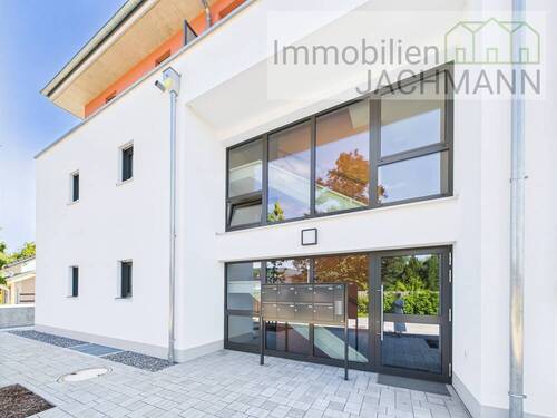 Eingangsbereich Haus Bayerwald - 2 Zimmer Etagenwohnung zum Kaufen in Schwarzach