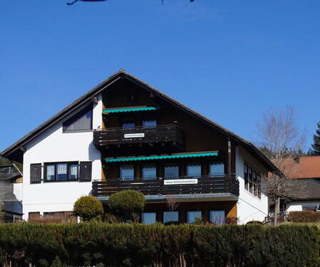 Gesamtansicht Haus - Top MFH mit Panorama-Schluchseeblick und drei lukrativ vermieteten 'Traum'ferienwohnungen