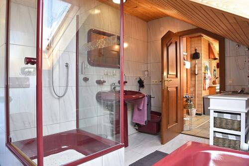 OG Badezimmer mit Dusche - 
