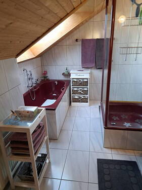 OG Wohnung Bad mit Badewanne - 