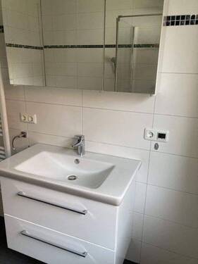 Spiegelschrank / Waschbecken mit Unterschrank - 