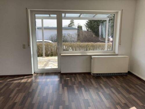 Wohnzimmer mit Zugang zur Terrasse - Etagenwohnung mit 100,00 m&sup2; in Erlangen zur Miete