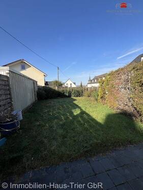 Grünstreifen neben den Garagen - Grundstück in Trier