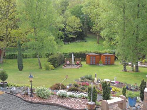 Blick in den Garten - 7 Zimmer Einfamilienhaus zum Kaufen in Betzdorf VG