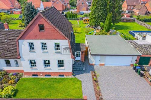Komplette Hausansicht - 4 Zimmer Mehrfamilienhaus, Wohnhaus in Ilsede