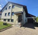 Ansicht vorne mit Garage - Ruhig und sonnig gelegenes 1-2 Familienhaus mit Modernisierungsbedarf