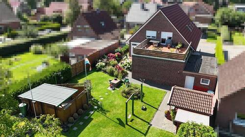 Rückseite aus der Luft - 6.000 € Einnahmen & 256 m² Wohnglück sprechen für sich