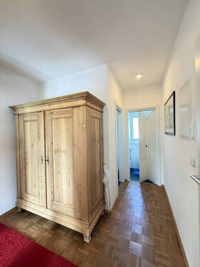 Flur mit Bauernschrank - 3 Zimmer Etagenwohnung in Lauf an der Pegnitz