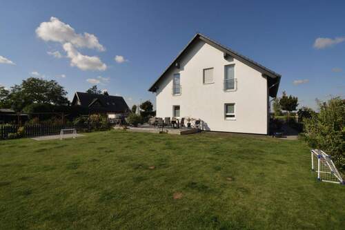 Bild 1 - Modernes Zweifamilienhaus mit Blick ins Grüne - Baujahr 2018 in Velten