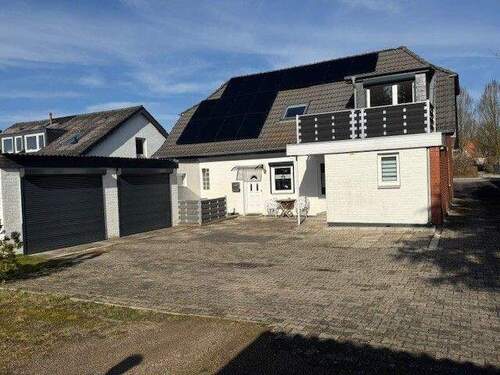 36-Rückseite mit Doppelgaragen + Pflasterfläche - 