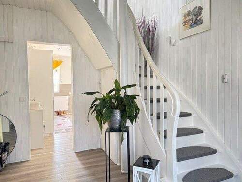 02-Flur-Blick in die Küche - 7 Zimmer Einfamilienhaus zum Kaufen in Eutin