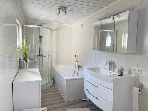 06-Bad-mit Wanne + Dusche - 