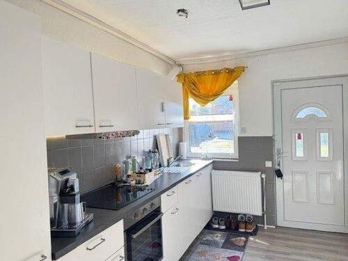 09-Küche-Tür mit Zugang zum Innenhof - 