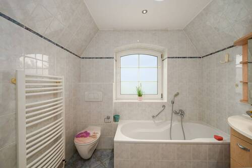 Tageslichtbad mit Badewanne - 