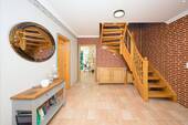 Eingangsbereich mit Treppe - 4 Zimmer Einfamilienhaus in Winsen (Luhe)