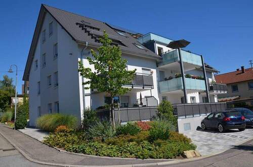 Gebäudeansicht - Schöne 3-Zimmer-Erdgeschoss-Wohnung mit Terrasse und Gartenanteil