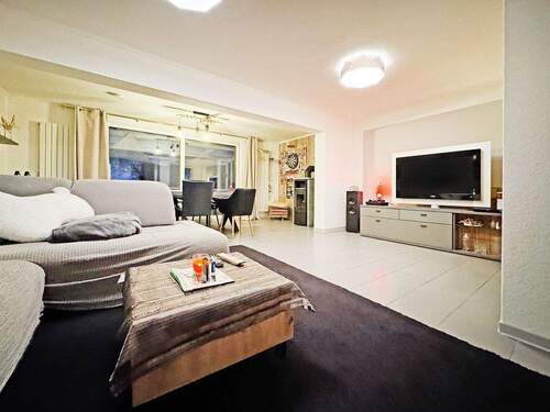 Wohnzimmer - Reihenendhaus in zentraler Lage von Espelkamp - stilvoll modernisiert und mit großzügigem Garten!