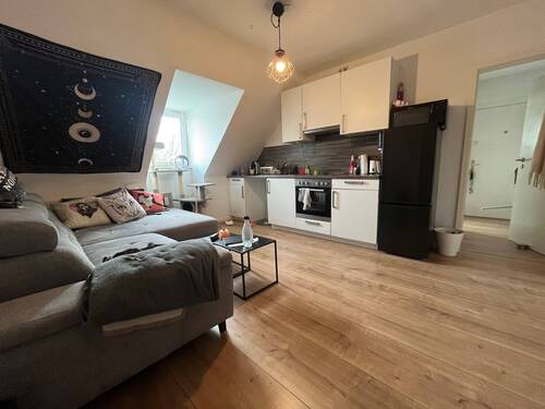 Wohnzimmer mit offener Küche - 2 Zimmer Etagenwohnung zum Kaufen in Hamburg