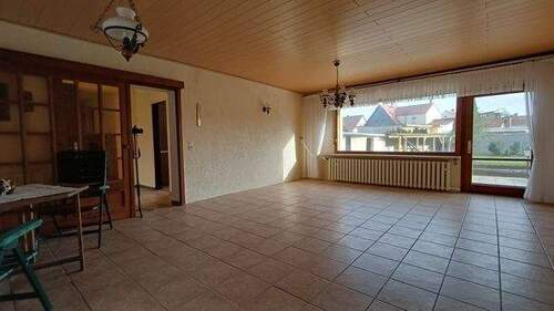 Wohnzimmer - 5 Zimmer Einfamilienhaus zum Kaufen in Aschersleben