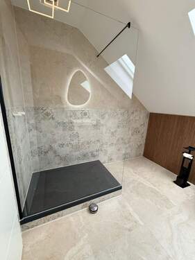 Badezimmer mit großer Dusche - 