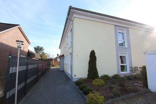 Außenansicht - Kirchweyhe - Energetisch modernisierte 4-Zimmer-Wohnung mit Balkon und Garage