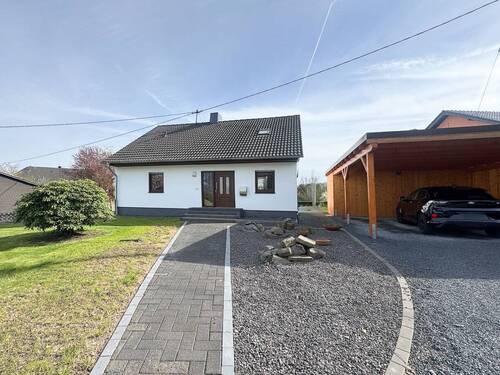 Frontansicht - Modernisiertes EFH mit 2 Schlafzimmern, großer Terrasse und 800 m² Grundstück Windhagen OT