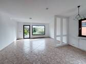 Wohnzimmer mit Zugang zur Terrasse - 3 Zimmer Einfamilienhaus zur Miete in Windhagen