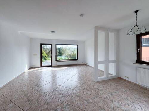 Wohnzimmer mit Zugang zur Terrasse - 3 Zimmer Einfamilienhaus zur Miete in Windhagen