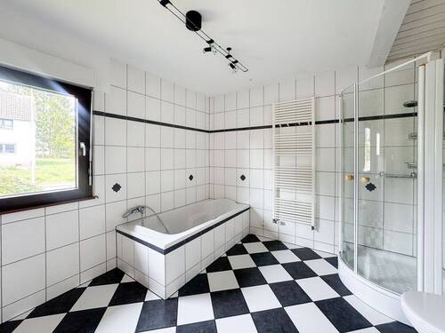 Wannen-und Duschbad EG - 3 Zimmer Einfamilienhaus in Windhagen