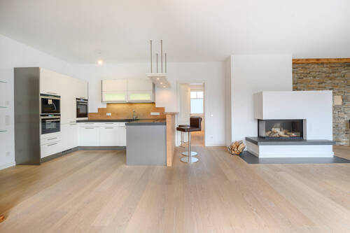 Moderne, offene Küche mit Theke - 