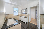 Bad mit Wanne und bodengleicher Dusche - 