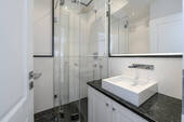 Bad mit Dusche und Granitboden - 
