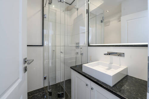Bad mit Dusche und Granitboden - 